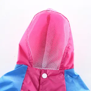 Detail capuche impermeable pour chien avec doublure en maille respirante rose bleue claire.