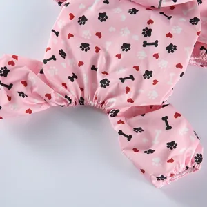 Imperméable pour animaux à quatre pattes rose avec motif de pattes, vue de détail.