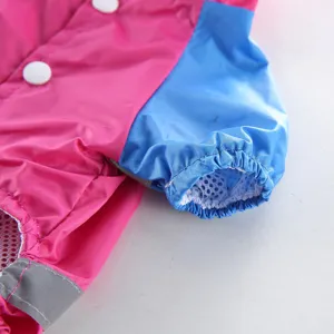 Gros plan de l'imperméable pour animaux montrant le tissu imperméable et la doublure en maille.