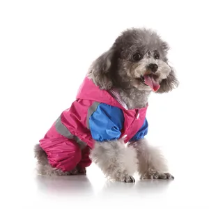 Imperméable pour chien avec capuche, joli vêtement rose et bleu avec bandes réfléchissantes.