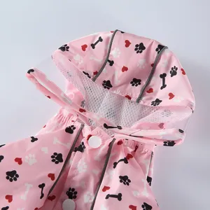 Gros plan de la capuche de l'imperméable rose pour animaux avec motif d'os et bande réfléchissante.