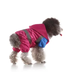 Vue détaillée de l'imperméable pour chien à quatre pattes léger et imperméable avec capuche.