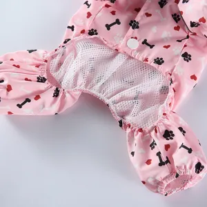 Imperméable rose pour animaux avec motif d'os et doublure en résille respirante pour chiens.