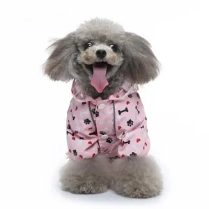 Vue détaillée de l'imperméable rose pour animaux avec motif de pattes et d'os charmant.