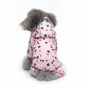 Imperméable pour chien à quatre pattes avec motif d'empreintes et bandes réfléchissantes.