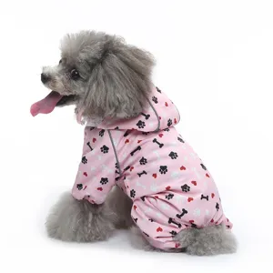 Imperméable rose pour chien à quatre pattes avec motif d'os, capuche et bandes réfléchissantes.