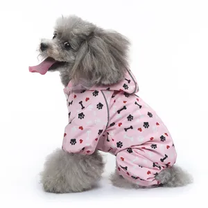 Vue rapprochée détaillée d'un adorable imperméable pour animaux avec motifs.