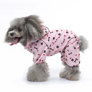 Vue détaillée d'un adorable imperméable rose à quatre pattes pour chien avec bandes.