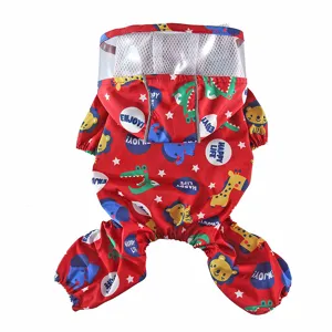 Imperméable pour animaux de compagnie à quatre pattes avec capuche transparente et motif.