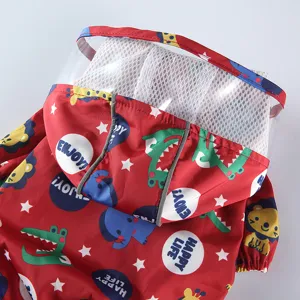 Détail d'un joli imperméable pour animaux en tissu étanche avec des motifs d'animaux.