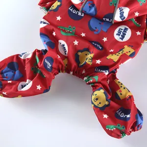 Vue détaillée d'un imperméable pour animal à quatre pattes, tissu rouge à motifs d'animaux.