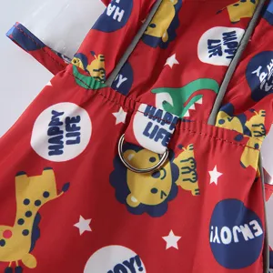 Vue détaillée d'imperméable rouge mignon pour animaux avec des bandes réfléchissantes.