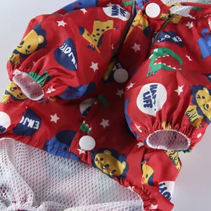 Impermeable pour animal de compagnie motif dessin anime avec doublure en maille et boutons.
