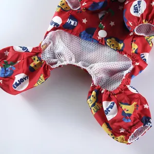 Vue détaillée d'imperméable rouge pour animal avec motifs mignons et doublure en maille.