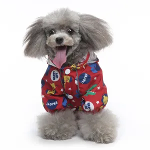 Impermeable pour chien a quatre pattes avec bandes réfléchissantes et jolis motifs.