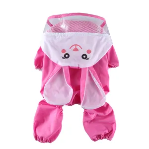 Imperméable pour animal à quatre pattes rose avec visière transparente et oreilles.