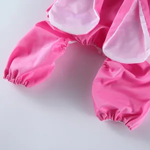 Gros plan détail d'un mignon imperméable rose à quatre pattes pour animal de compagnie.