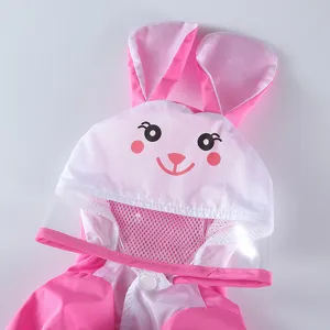 Adorable imperméable pour animal rose avec oreilles de lapin et visière transparente, détail chien.