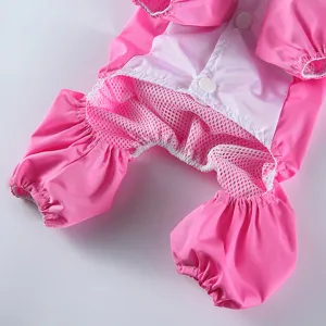 Imperméable rose à quatre pattes pour chien avec doublure en maille respirante et boutons.
