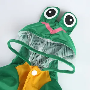 Détail d'imperméable pour animal de compagnie grenouille, imperméable avec capuche et bord.