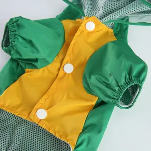 Vue détaillée de l'imperméable pour animal coloré avec doublure en maille et boutons.