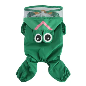 Joli imperméable pour animal à quatre pattes vert avec détail de capuche à bord transparent.