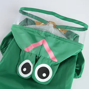 Joli imperméable vert pour chien avec capuche transparente et design d'yeux d'animaux mignons.