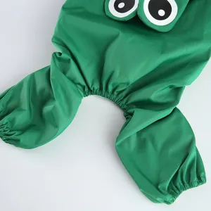Vue détaillée de l'imperméable pour animal à quatre pattes vert avec des yeux de grenouille.