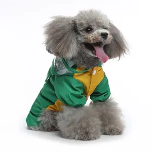 Vue détaillée d'un imperméable pour animal de compagnie vert et jaune, conception à quatre pattes.