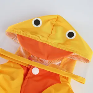 Vue détaillée d'imperméable pour animal de compagnie canard, poncho de pluie pour chien avec capuche.