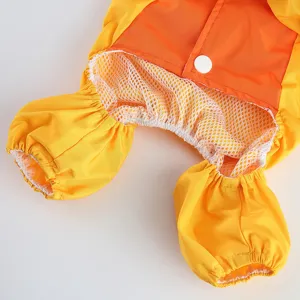Gros plan sur les détails d'un imperméable pour animaux jaune et orange avec doublure en mesh.