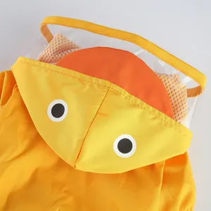 Vue détaillée du joli imperméable pour animal de compagnie avec capuche canard et bord transparent.