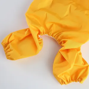 Vue détaillée d'imperméable jaune pour animal, poignet élastique pour chien confortable.
