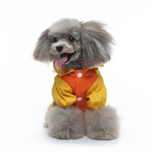 Vue détaillée de l'imperméable mignon pour chien, veste jaune et orange pour petits animaux.