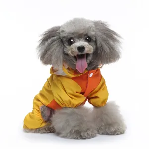 Détail de l'imperméable mignon pour animaux à quatre pattes, vêtement de pluie imperméable.