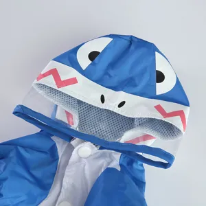 Adorable imperméable pour animal de compagnie, vue détaillée de la capuche transparente.