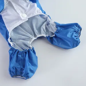Imperméable pour chien à quatre pattes bleu avec doublure en maille et boutons pour l'extérieur.