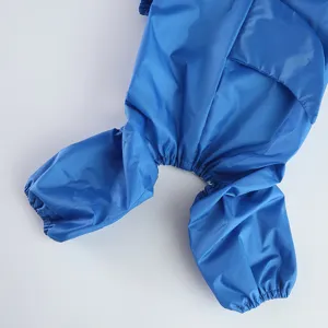 Détail imperméable chien bleu quatre pattes poignets élastiques tissu imperméable.