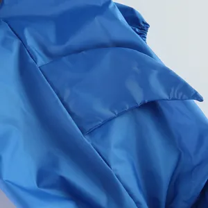 Vue détaillée d'imperméable pour animal de compagnie bleu, tissu imperméable avec poche pour chiens.