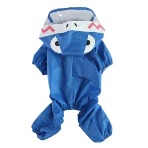 Détail imperméable pour animal bleu, capuche transparente et design de requin mignon.