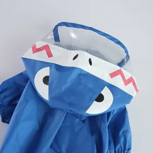 Imperméable pour chien de compagnie bleu avec capuche transparente et jolis yeux de dessin animé.