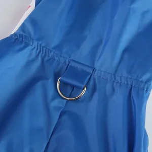 Vue détaillée d'un imperméable pour chien bleu imperméable avec anneau en D pour la laisse.