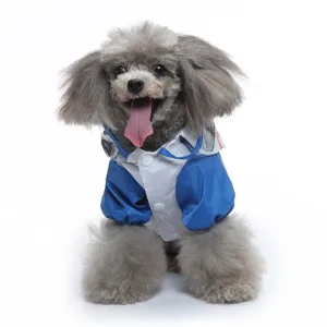 Mignon imperméable pour animal de compagnie bleu et blanc à capuche pour les chiens.