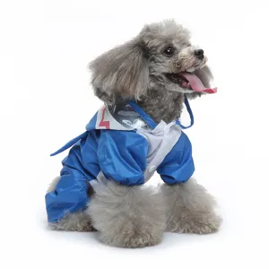 Vue détaillée de l'impermeable pour chien à quatre pattes avec capuche mignonne.