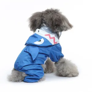 Vue détaillée d'un imperméable pour animaux de compagnie requin bleu avec capuche et nageoire.