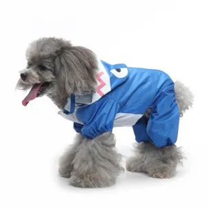 Imperméable pour chien à quatre pattes bleu avec capuche requin pour les jours de pluie.