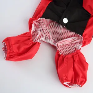 Vue détaillée de l'imperméable pour animal rouge et noir avec doublure en maille respirante.
