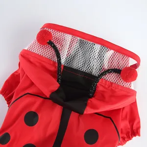 Vue détaillée d'un imperméable pour animal de compagnie avec doublure en filet.