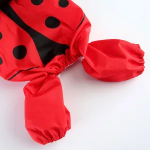 Vue detaillee de l'impermeable rouge pour animal, avec tissu etanche et poignets elastiques.