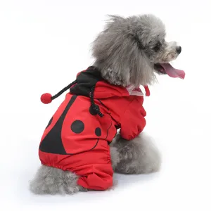 Vue détaillée d'un imperméable pour animal de compagnie en forme de coccinelle avec belle capuche.
